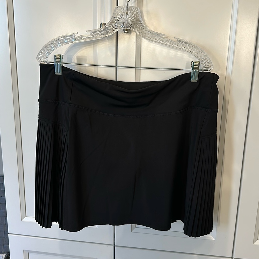 Athleta skort. Black with pleats. Size large.